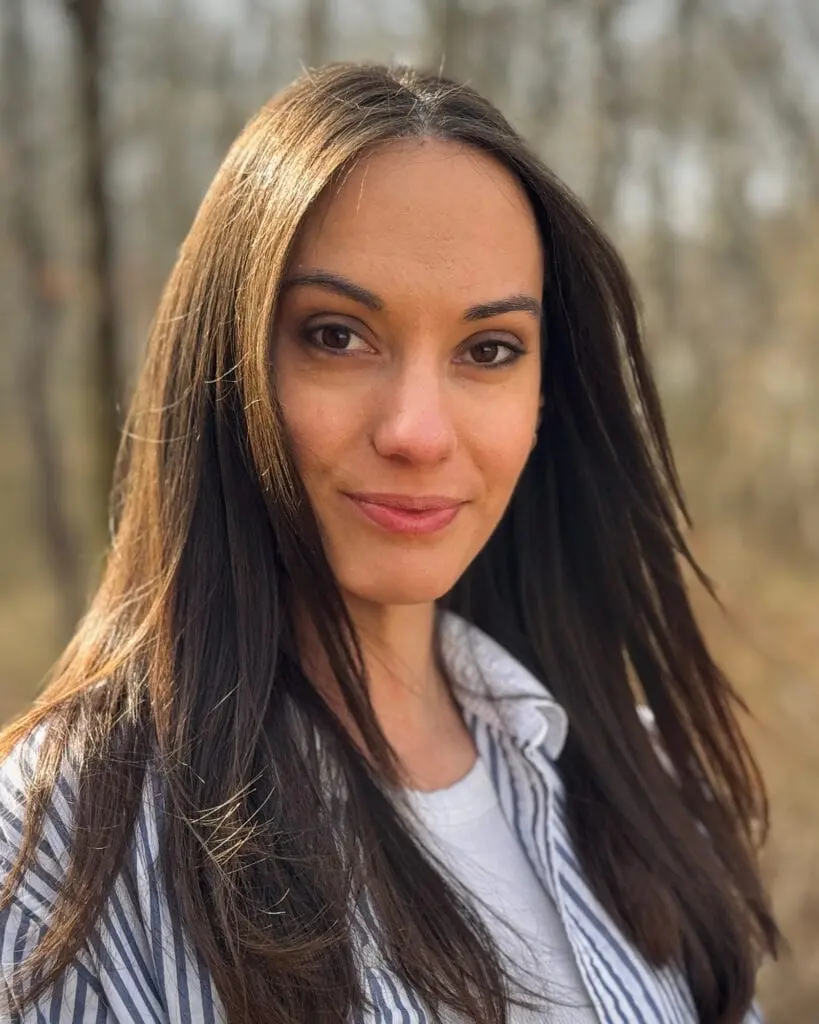 Headshot-Jillian-web-819x1024